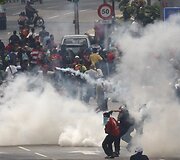 &Scaron;e&scaron;tadienį Malaizijoje policija i&scaron;vaikė masinę protesto akciją, į kurią buvo susirinkę 10 tūkst. žmonių. 