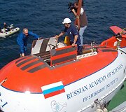 Rusijos premjeras Vladimiras Putinas nardymo aparatu &bdquo;Mir&ldquo; nusileido į Baikalo ežero dugną.