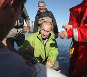 Rusijos premjeras Vladimiras Putinas nardymo aparatu &bdquo;Mir&ldquo; nusileido į Baikalo ežero dugną.