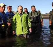 Rusijos premjeras Vladimiras Putinas nardymo aparatu &bdquo;Mir&ldquo; nusileido į Baikalo ežero dugną.