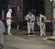 Prie neonacių partijos &bdquo;Auksinė au&scaron;ra&ldquo; būstinės aidėjo &scaron;ūviai. 