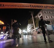 Prie neonacių partijos &bdquo;Auksinė au&scaron;ra&ldquo; būstinės aidėjo &scaron;ūviai. 