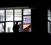 Prie neonacių partijos &bdquo;Auksinė au&scaron;ra&ldquo; būstinės aidėjo &scaron;ūviai. 