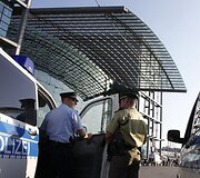 Prie&scaron; artėjančius parlamento rinkimus Vokietijoje stiprinamas saugumas ir didinamos policijos pajėgos. Tokių priemonių &scaron;alyje imtasi, kai &bdquo;Al Qaeda&ldquo; pagrasino pulti Vokietiją per sekmadienį vyksiančius rinkimus.
