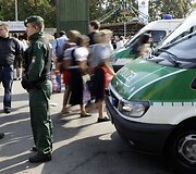 Prie&scaron; artėjančius parlamento rinkimus Vokietijoje stiprinamas saugumas ir didinamos policijos pajėgos. Tokių priemonių &scaron;alyje imtasi, kai &bdquo;Al Qaeda&ldquo; pagrasino pulti Vokietiją per sekmadienį vyksiančius rinkimus.