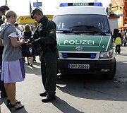 Prie&scaron; artėjančius parlamento rinkimus Vokietijoje stiprinamas saugumas ir didinamos policijos pajėgos. Tokių priemonių &scaron;alyje imtasi, kai &bdquo;Al Qaeda&ldquo; pagrasino pulti Vokietiją per sekmadienį vyksiančius rinkimus.