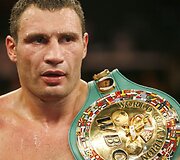 38 metų ukrainietis Vitalijus Kličko &scaron;e&scaron;tadienį Los Andžele (JAV) apgynė sunkaus svorio pasaulio bokso čempiono titulą pagal WBC (World Boxing Council) versiją.