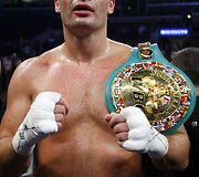 38 metų ukrainietis Vitalijus Kličko &scaron;e&scaron;tadienį Los Andžele (JAV) apgynė sunkaus svorio pasaulio bokso čempiono titulą pagal WBC (World Boxing Council) versiją.