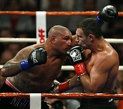 38 metų ukrainietis Vitalijus Kličko &scaron;e&scaron;tadienį Los Andžele (JAV) apgynė sunkaus svorio pasaulio bokso čempiono titulą pagal WBC (World Boxing Council) versiją.