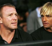 Dvikovą stebėjo ir režisierius Guy Ritchie (kairėje) ir banglentininkas Lairdas Hamiltonas.