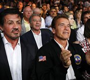 Dvikovą stebėjo Holivudo legendos Sylvesteris Stallone ir Arnoldas Schwarzeneggeris (de&scaron;inėje). 
