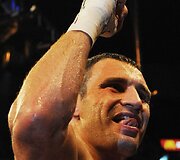 38 metų ukrainietis Vitalijus Kličko &scaron;e&scaron;tadienį Los Andžele (JAV) apgynė sunkaus svorio pasaulio bokso čempiono titulą pagal WBC (World Boxing Council) versiją.