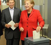 Vokiečiai sekmadienį balsuoja visuotiniuose rinkimuose, per kuriuos Angela Merkel tikriausiai laimės antrą mandatą vadovauti pasaulinės recesijos paveiktai ir dėl savo vaidmens Afganistane nesutariančiai &scaron;aliai.