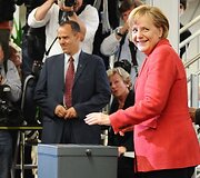 Vokiečiai sekmadienį balsuoja visuotiniuose rinkimuose, per kuriuos Angela Merkel tikriausiai laimės antrą mandatą vadovauti pasaulinės recesijos paveiktai ir dėl savo vaidmens Afganistane nesutariančiai &scaron;aliai.