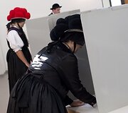 Vokiečiai sekmadienį balsuoja visuotiniuose rinkimuose, per kuriuos Angela Merkel tikriausiai laimės antrą mandatą vadovauti pasaulinės recesijos paveiktai ir dėl savo vaidmens Afganistane nesutariančiai &scaron;aliai.