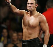 38 metų ukrainietis Vitalijus Kličko &scaron;e&scaron;tadienį Los Andžele (JAV) apgynė sunkaus svorio pasaulio bokso čempiono titulą pagal WBC (World Boxing Council) versiją.