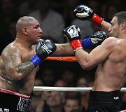 38 metų ukrainietis Vitalijus Kličko &scaron;e&scaron;tadienį Los Andžele (JAV) apgynė sunkaus svorio pasaulio bokso čempiono titulą pagal WBC (World Boxing Council) versiją.