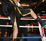 38 metų ukrainietis Vitalijus Kličko &scaron;e&scaron;tadienį Los Andžele (JAV) apgynė sunkaus svorio pasaulio bokso čempiono titulą pagal WBC (World Boxing Council) versiją.