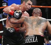 38 metų ukrainietis Vitalijus Kličko &scaron;e&scaron;tadienį Los Andžele (JAV) apgynė sunkaus svorio pasaulio bokso čempiono titulą pagal WBC (World Boxing Council) versiją.