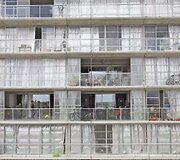 Pastato fasadas po renovacijos balkonais. 