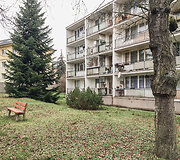 Pastatas i&scaron; kiemo prie&scaron; renovaciją balkonais. 
