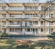 Pastato fasadas po renovacijos balkonais. 