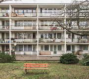 Pastato fasadas prie&scaron; renovaciją balkonais. 