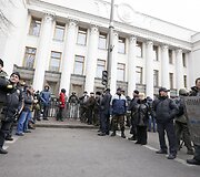 Protestuotojai prie parlamento pastato