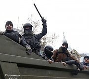 Protestuotojai prie parlamento pastato
