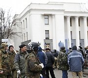 Protestuotojai prie parlamento pastato 