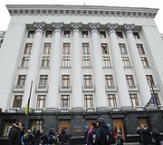 Protestuotojai prie prezidento administracijos pastato