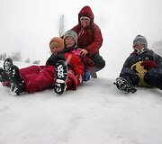 Antradienį &Scaron;iaurės Vokietiją, &Scaron;veicariją, Lenkiją ir Rusiją užklojo pirmasis sniegas. Lenkijoje sniego storis vietomis siekė iki 40 centimetrų. &Scaron;veicarijoje ir Vokietijoje trumpam buvo sutrikdytas eismas kalnų keliais.