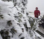 Antradienį &Scaron;iaurės Vokietiją, &Scaron;veicariją, Lenkiją ir Rusiją užklojo pirmasis sniegas. Lenkijoje sniego storis vietomis siekė iki 40 centimetrų. &Scaron;veicarijoje ir Vokietijoje trumpam buvo sutrikdytas eismas kalnų keliais.