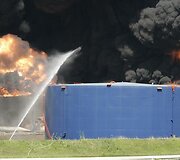 Po sprogimo naftos perdirbimo fabrike Puerto Riko ugniagesiai antrą dieną kovoja su gunimi. 