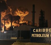 Po sprogimo naftos perdirbimo fabrike Puerto Riko ugniagesiai antrą dieną kovoja su gunimi. 