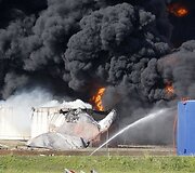 Po sprogimo naftos perdirbimo fabrike Puerto Riko ugniagesiai antrą dieną kovoja su gunimi. 