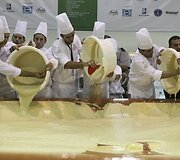 300 Libano virėjų pasiekė pasaulio rekordą, pagaminę didžiausią kiekį humuso &ndash; daugiau nei 2 tonas padažo, į kurio sudėtį įeina avinžirniai, alyvų aliejus ir citrinų sultys. 