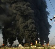 Ketvirtadienį naftos produktų sandėlyje Indijoje kilo milžini&scaron;kas gaisras. Penktadienio rytą jis dar nebuvo numal&scaron;intas. 
