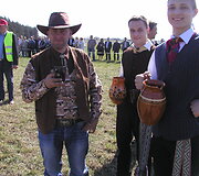 Vienas i&scaron; &scaron;ventės papročių - atsigėrus giros, palaistyti žemę.