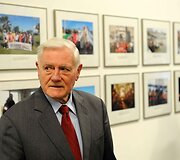 Ketvirtadienį Lietuvos nacionaliniame muziejuje atidaryta paroda &bdquo;Tūkstantmečio Odisėja. Vienas vardas &ndash; Lietuva&ldquo;, kurioje eksponuojami i&scaron;skirtinio &bdquo;Tūkstantmečio odisėjos&ldquo; žygio fragmentai, užfiksuoti nuotraukose. 