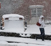 Rytinėje Amerikos pakrantėje, siaučiant sniego audroms, vietomis i&scaron;krito iki 40 cm sniego, nutrauktas elektros energijos tiekimas, paralyžiuotas eismas. 
