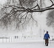 Rytinėje Amerikos pakrantėje, siaučiant sniego audroms, vietomis i&scaron;krito iki 40 cm sniego, nutrauktas elektros energijos tiekimas, paralyžiuotas eismas. 