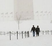 Rytinėje Amerikos pakrantėje, siaučiant sniego audroms, vietomis i&scaron;krito iki 40 cm sniego, nutrauktas elektros energijos tiekimas, paralyžiuotas eismas. 