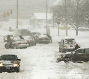 Rytinėje Amerikos pakrantėje, siaučiant sniego audroms, vietomis i&scaron;krito iki 40 cm sniego, nutrauktas elektros energijos tiekimas, paralyžiuotas eismas. 