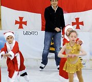 Gruzijos prezidentas Michailas Saaka&scaron;vilis slidinėjo su vaikais, pasipuo&scaron;usiais kalėdiniais kostiumais. 
