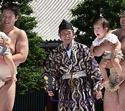 Kartą per metus Japonijos sumo sunkiasvoriai kovotojai virsta netradicinėmis auklėmis.