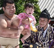 Kartą per metus Japonijos sumo sunkiasvoriai kovotojai virsta netradicinėmis auklėmis.