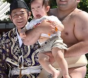 Kartą per metus Japonijos sumo sunkiasvoriai kovotojai virsta netradicinėmis auklėmis.