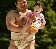 Kartą per metus Japonijos sumo sunkiasvoriai kovotojai virsta netradicinėmis auklėmis.