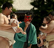 Kartą per metus Japonijos sumo sunkiasvoriai kovotojai virsta netradicinėmis auklėmis.